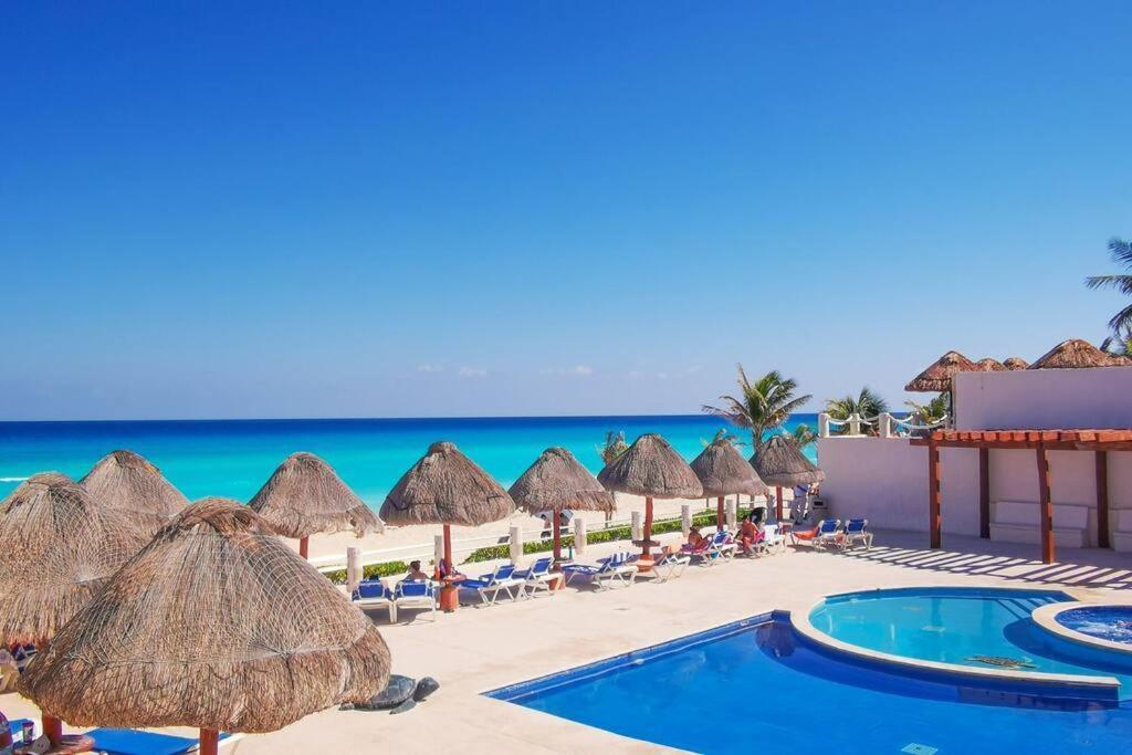 Villa Aurora Beautiful Beachfront Apartment Cancun Exterior photo